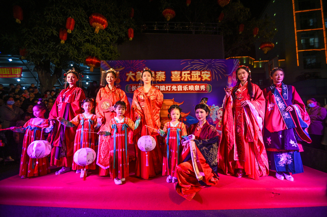 武安镇举办“大美长泰 喜乐武安”圆池灯光音乐喷泉秀,展现文化自信,尽享美好生活.jpg