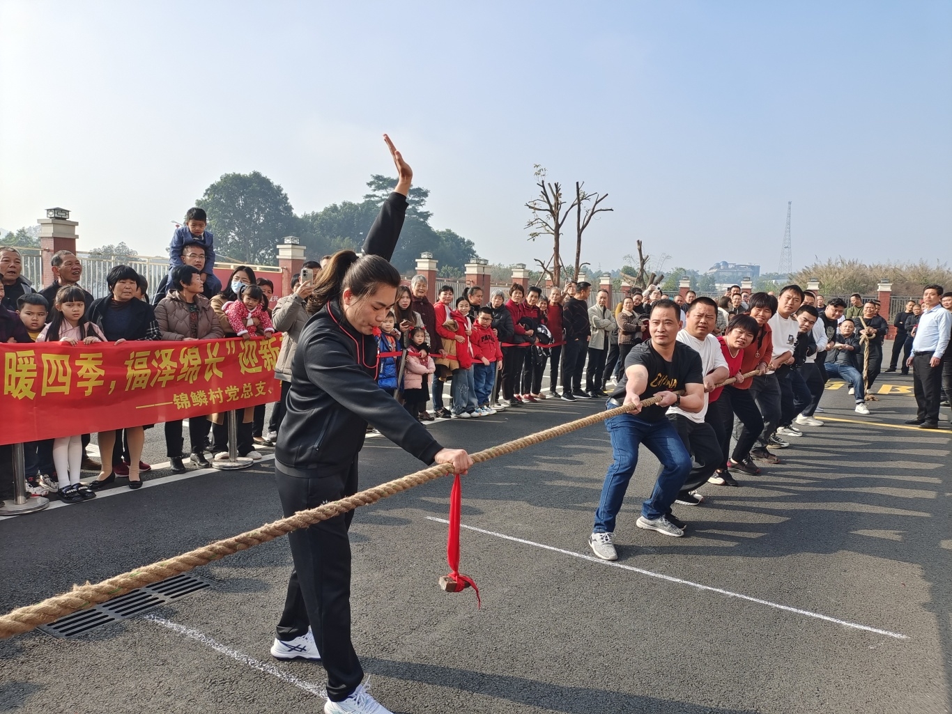 锦鳞村在新村部举办迎新春拔河比赛.jpg
