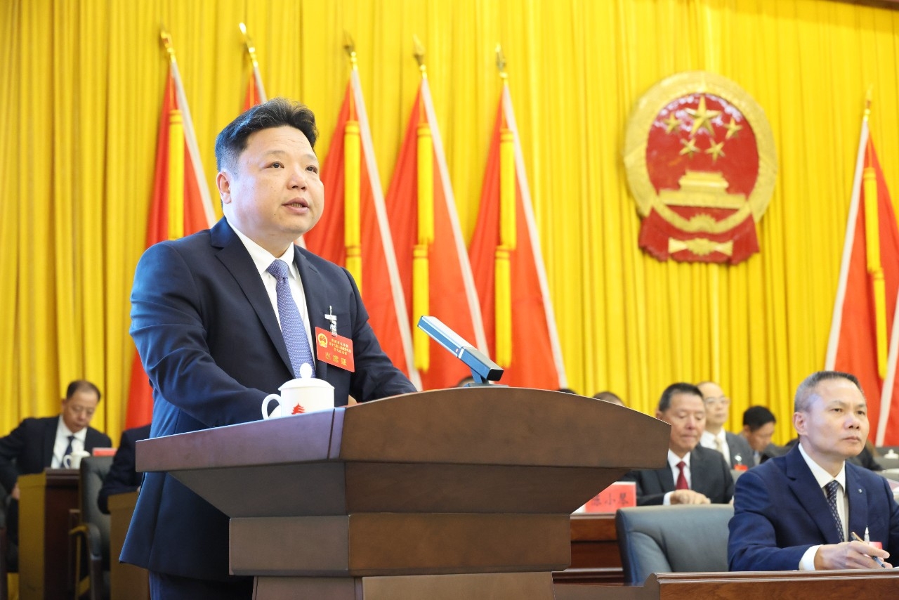 区长做报告.jpg