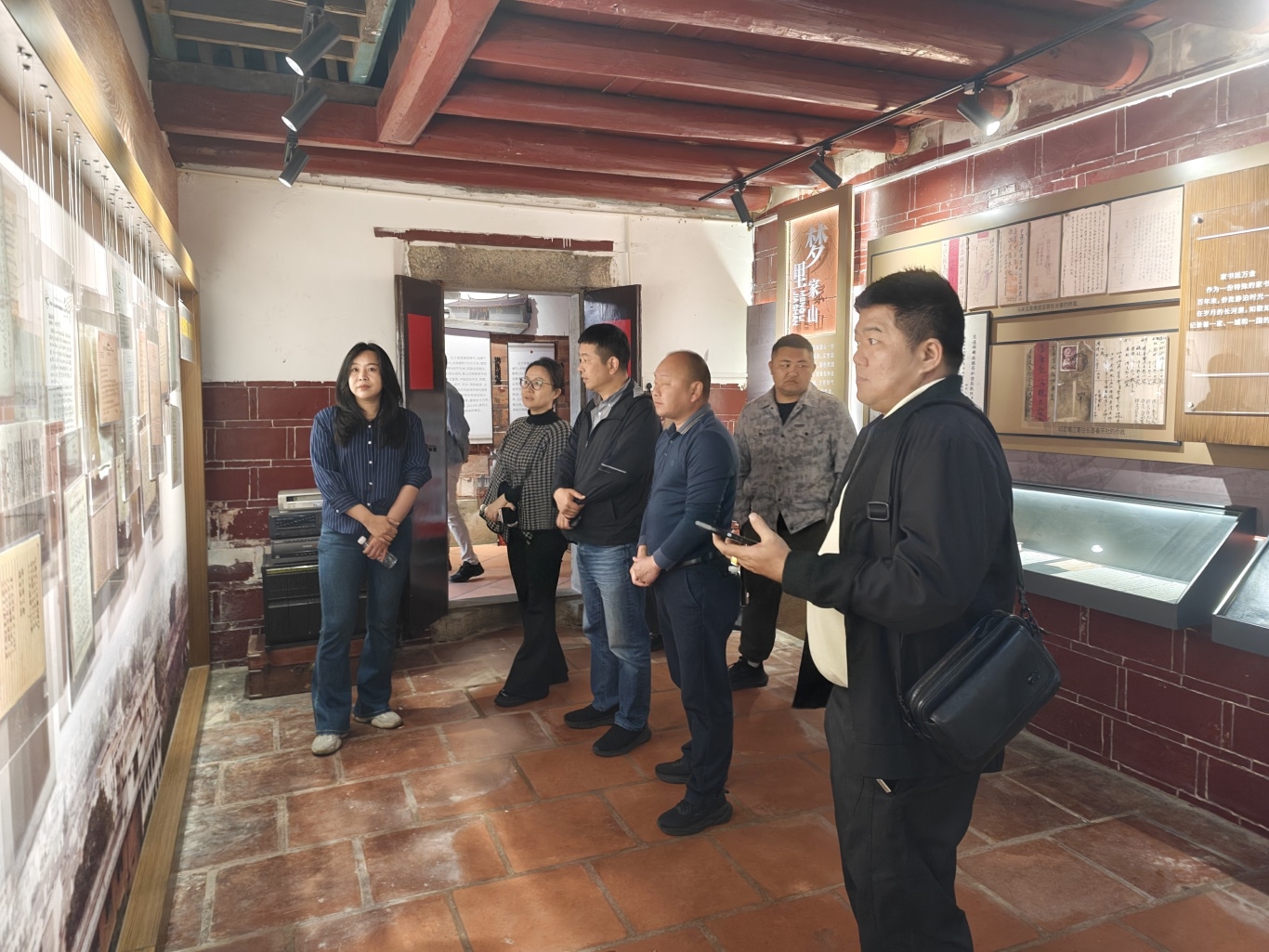 2、调研长泰侨史馆.jpg