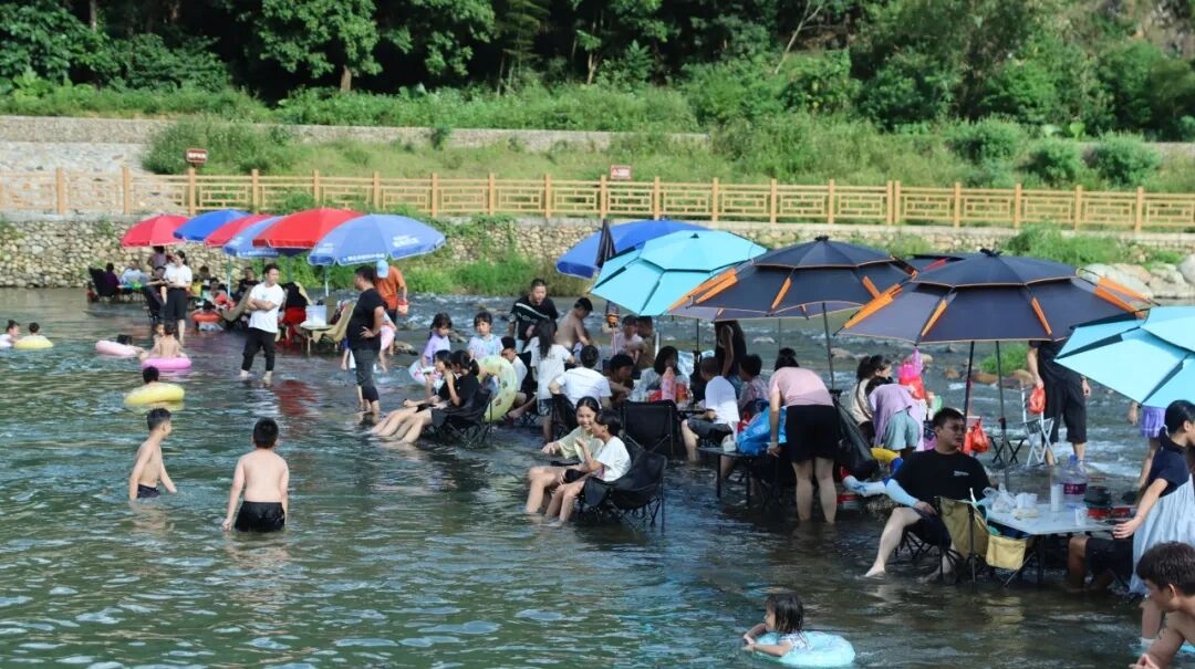 游客们在内枋村鱼鳞坝的浅水区休闲娱乐 蔡剑涛摄.jpg