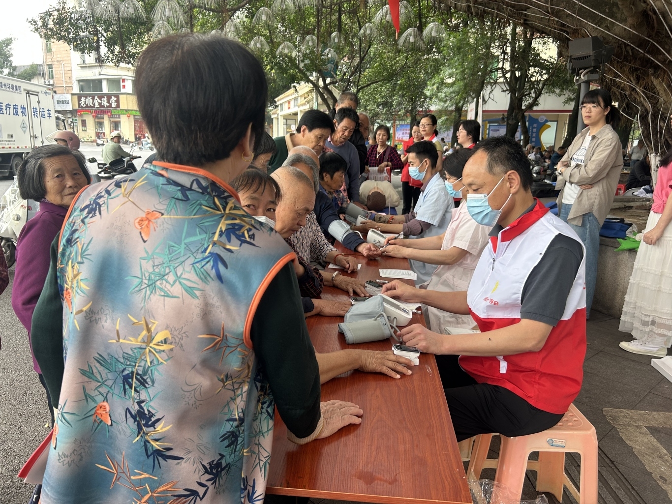 2、医护团队现场坐诊免费为群众提供血压血糖检测 .jpg