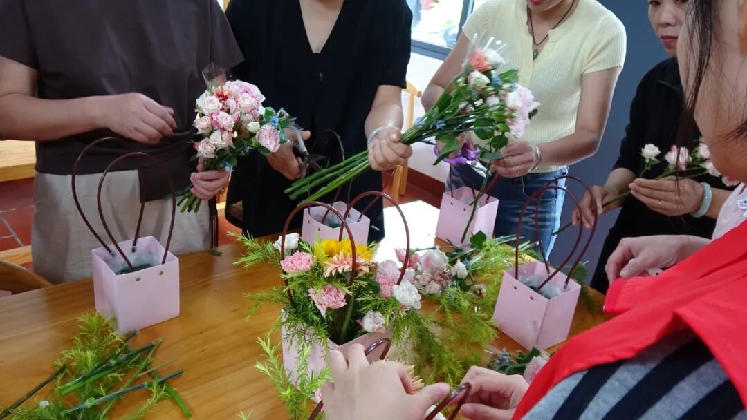 坂里乡:“花香致爱·感恩母亲” 母亲节插花活动结束 坂里乡:“花香致爱·感恩母亲” 母亲节插花活动结束