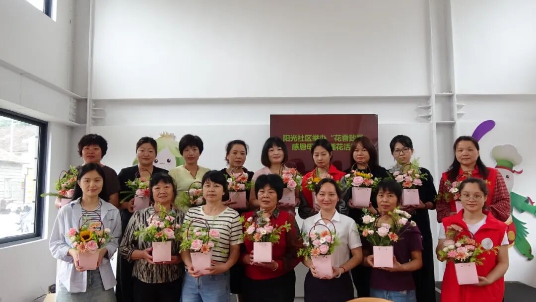 坂里乡:“花香致爱·感恩母亲” 母亲节插花活动结束 坂里乡:“花香致爱·感恩母亲” 母亲节插花活动结束