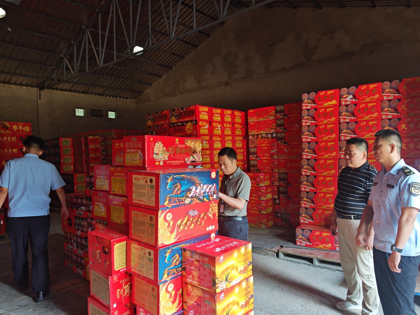 长泰区开展烟花爆竹经营领域安全专项检查4.jpg