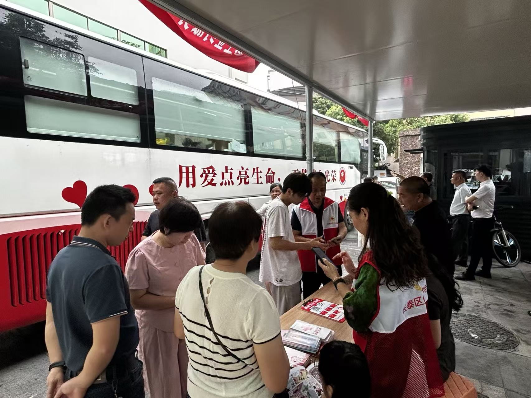 2.1志愿者耐心引导爱心市民完成登记、健康征询等流程.jpg