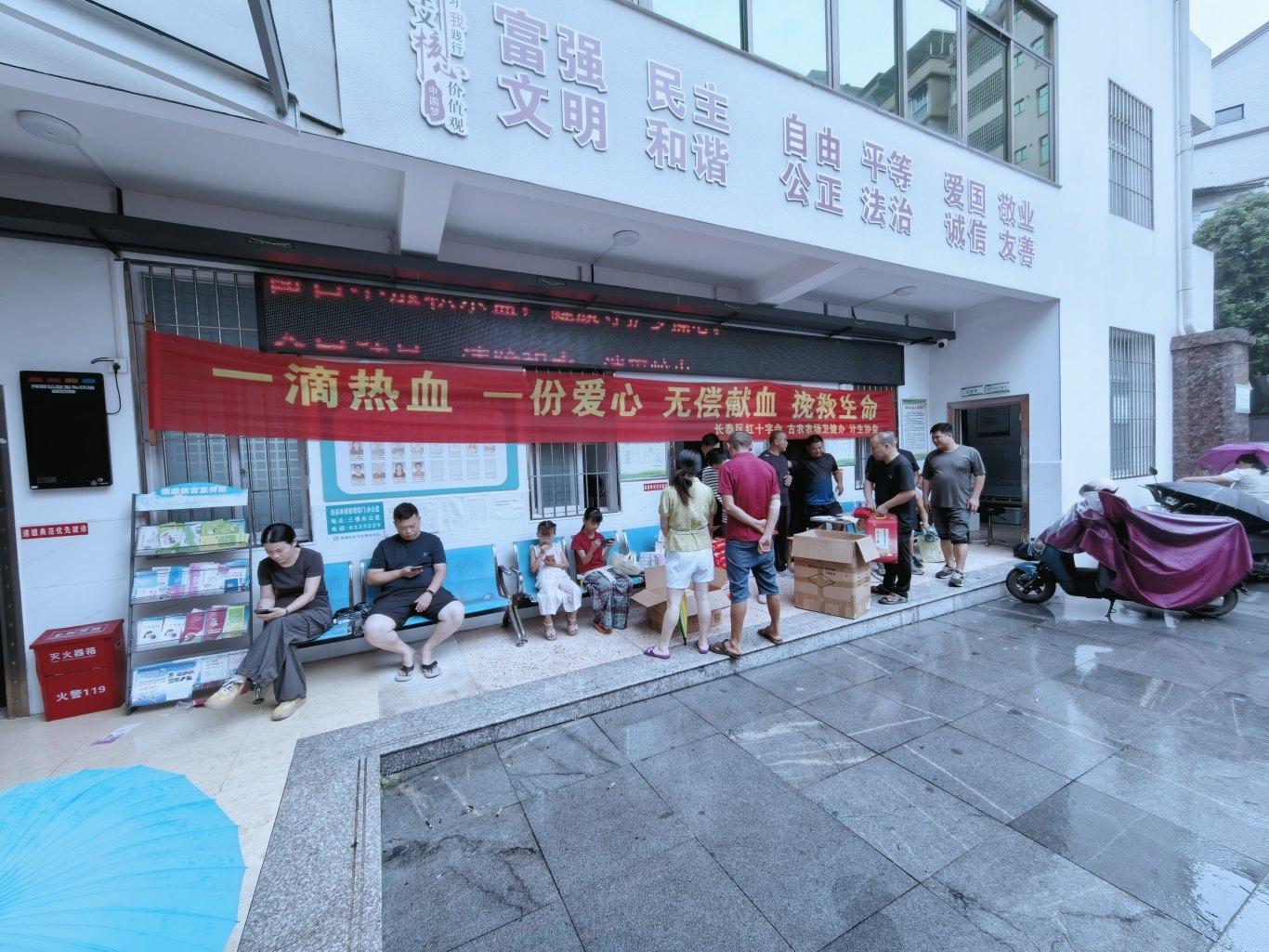 4、主办方为成功献血的爱心人士送上爱心慰问礼包.jpg