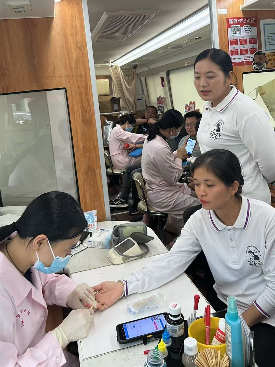 2.2志愿者耐心引导爱心市民完成登记、健康征询等流程.jpg