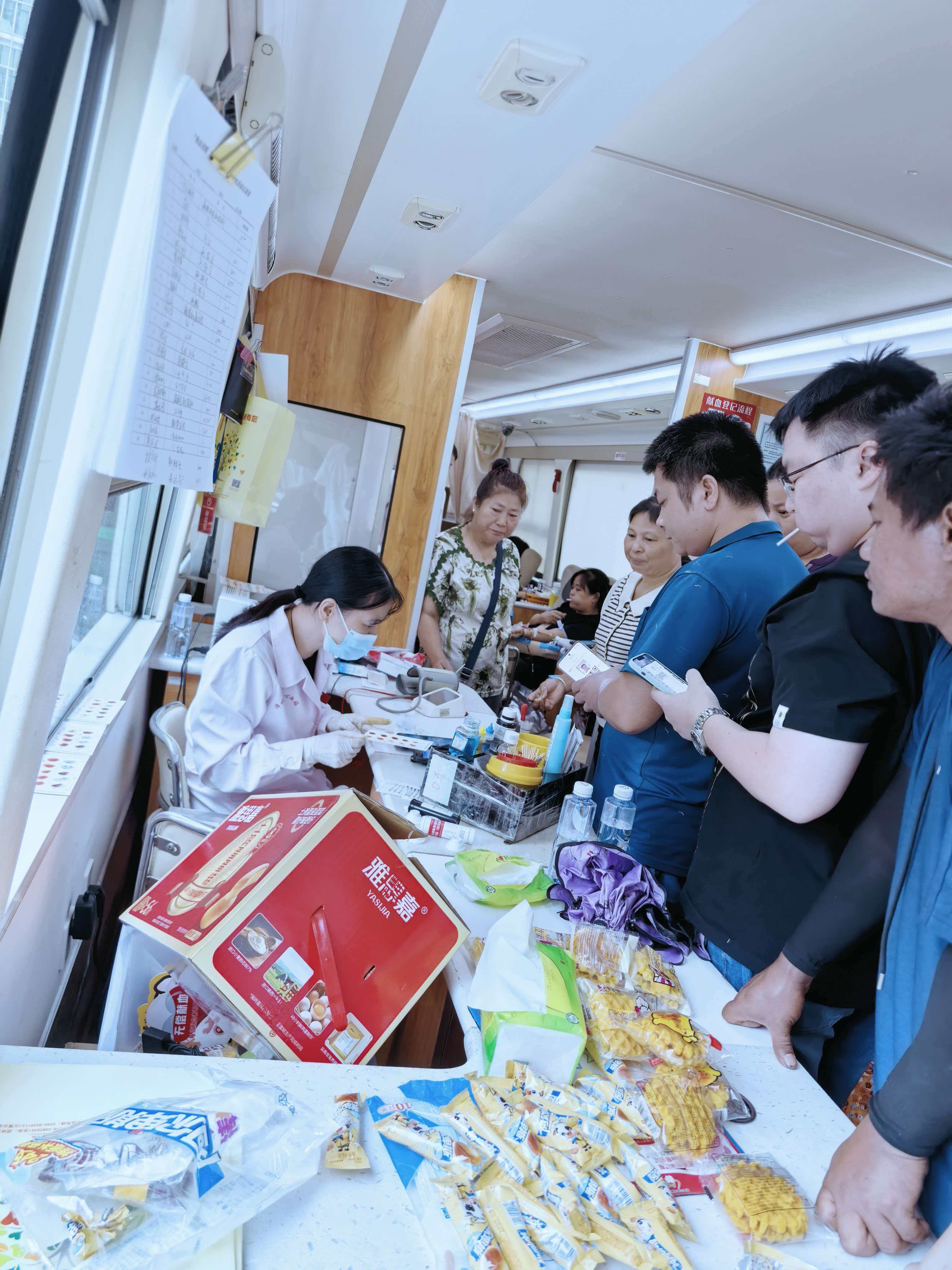 3.1爱心市民在采血区域有序等候、参与无偿献血.jpg