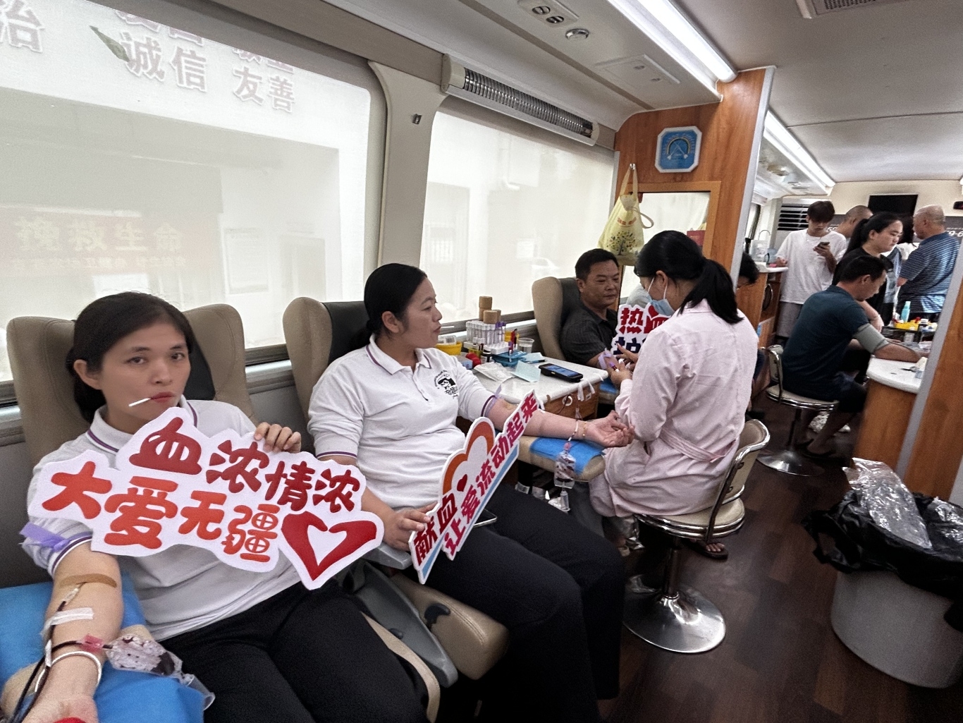 3.2爱心市民在采血区域有序等候、参与无偿献血.jpg