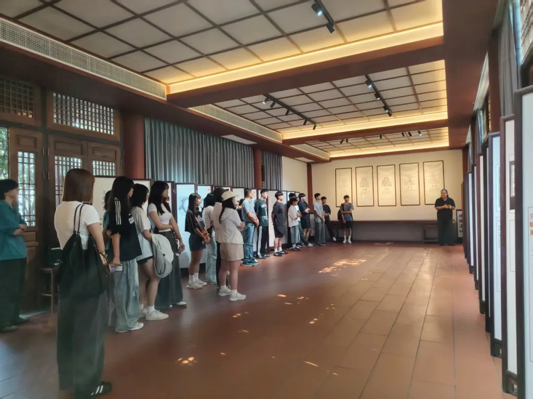 交流团台青们在龙人古琴文化展厅了解古琴发展历史.jpg