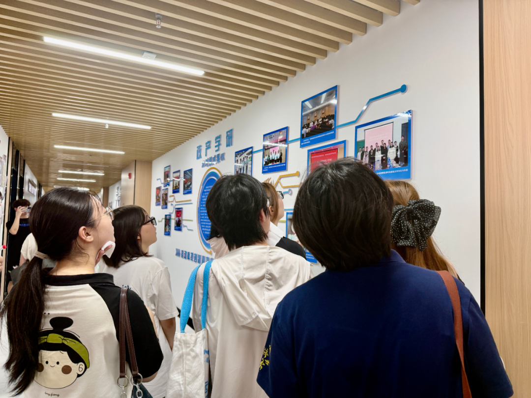 北大、中财学生们参观政产学研科创平台.jpg.png